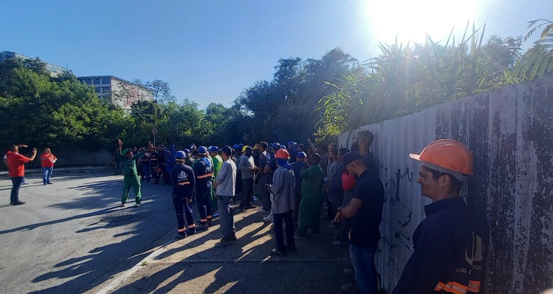 Trabalhadores retornam ao trabalho enquanto aguardam julgamento