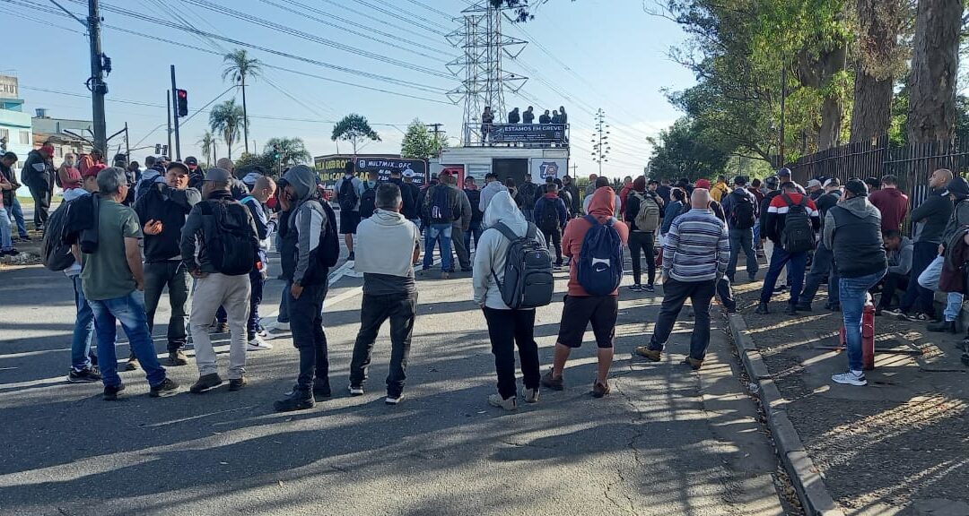 Trabalhadores de produtos de cimento preparam campanha